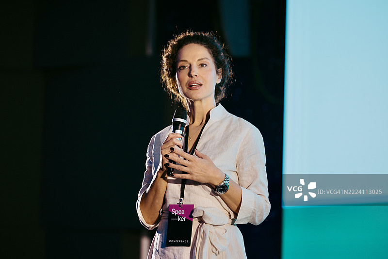 自信女性在专业环境中参加科技会议发言图片素材