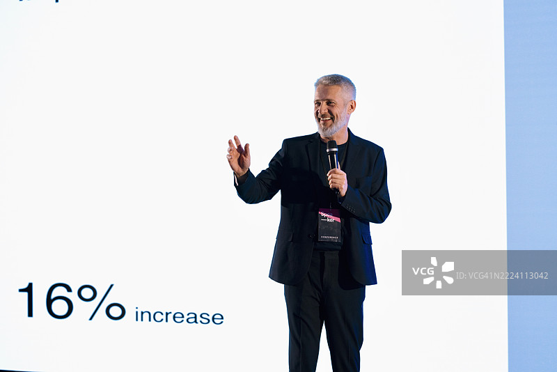 专业演讲者在会议上向观众介绍可持续技术解决方案与增长图片素材