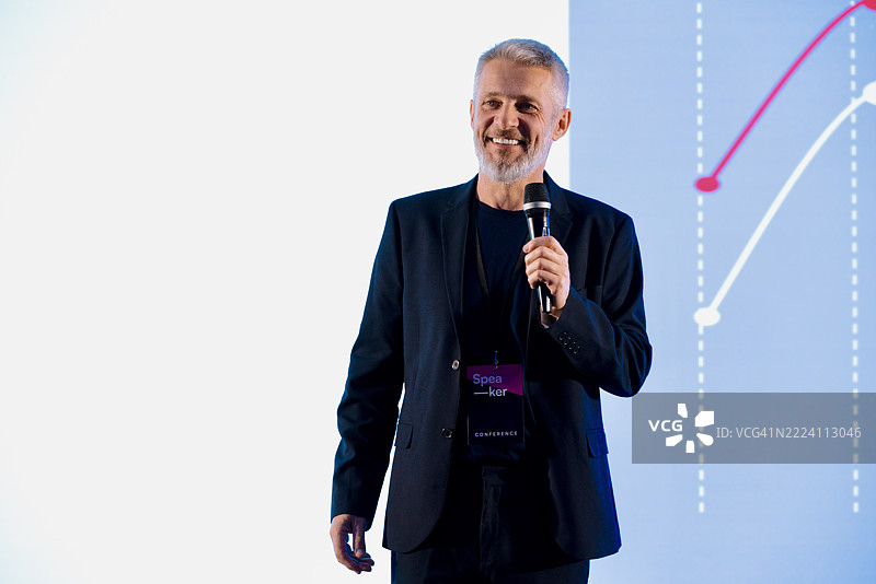 自信的演讲者在商业会议上发表关于技术进步的主题演讲图片素材