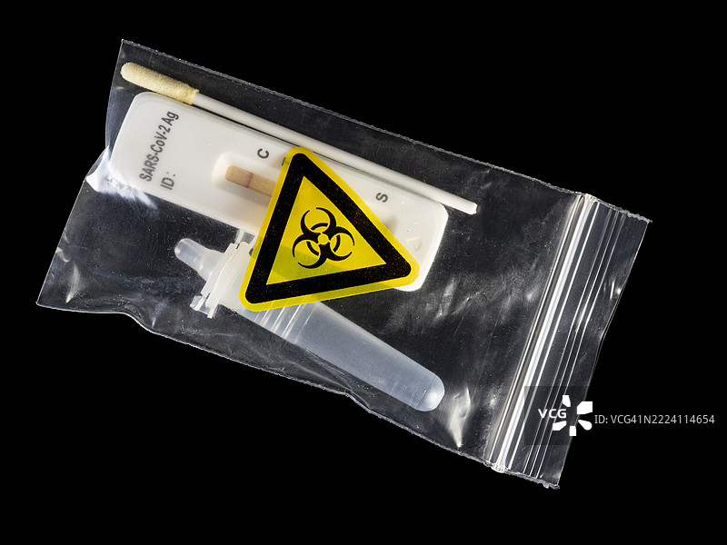 装有快速新冠病毒检测的塑料袋。图片素材