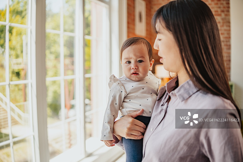 现代家庭中的母亲角色图片素材