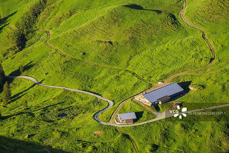 山间小屋的鸟瞰图图片素材