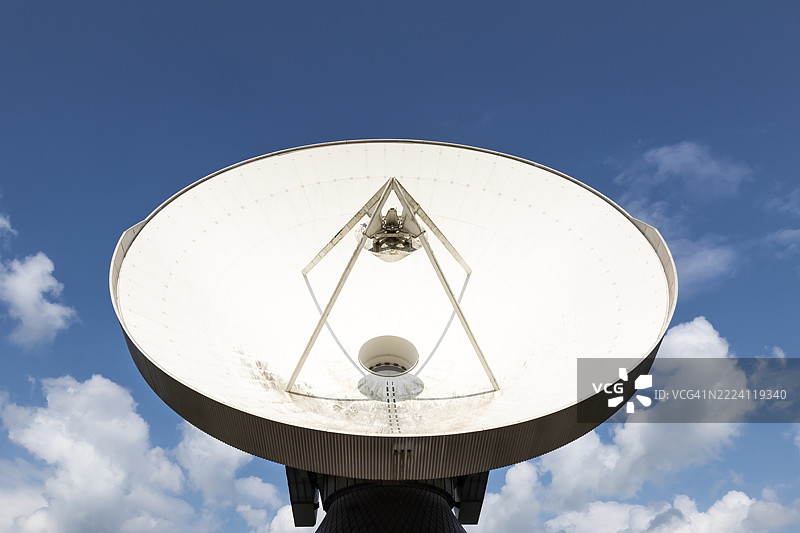 大型抛物面天线与蓝天图片素材