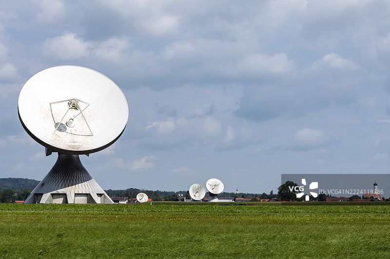 德国巴伐利亚州赖斯廷村的巨大抛物面天线与教堂塔楼图片素材