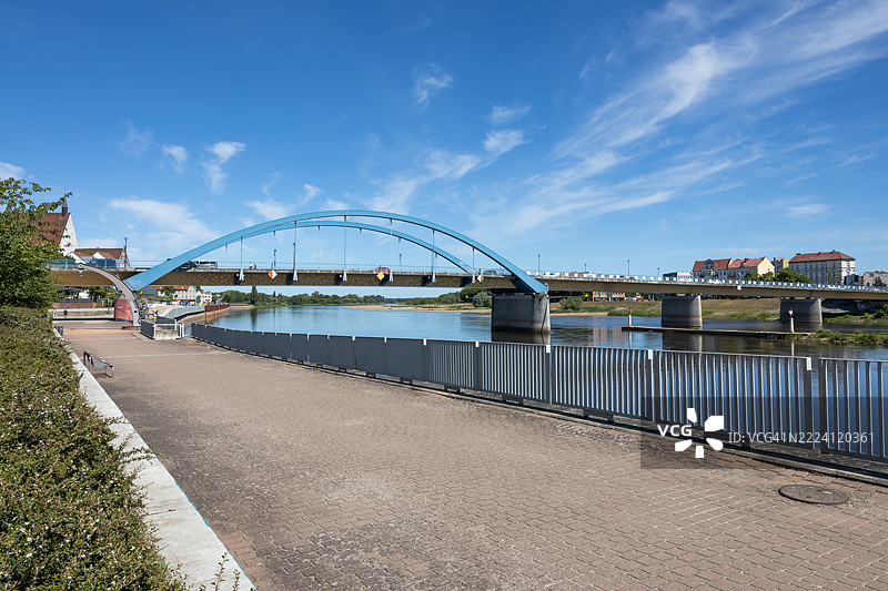 法兰克福（奥德河）市的桥梁和奥德河沿岸的步道（德国布兰登堡州）图片素材