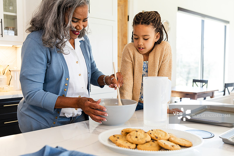 祖母和孙女在厨房一起烘焙饼干图片素材