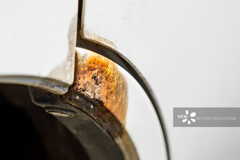 白色汽车上的锈斑图片素材