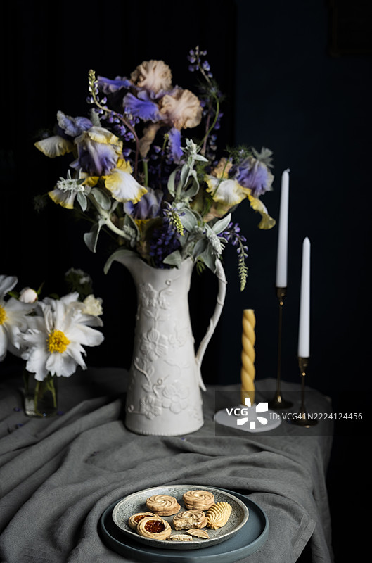 桌子上摆着一盘饼干和鲜花图片素材