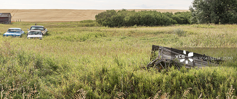 废弃的老旧陆地车辆在田野中腐烂图片素材