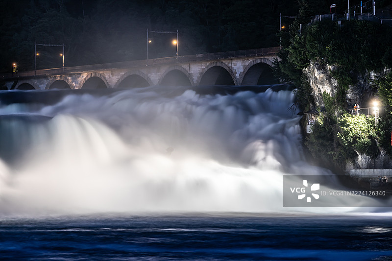 莱茵瀑布与蓝色时刻的铁路桥图片素材