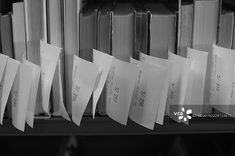 书架上的书籍与书签图片素材