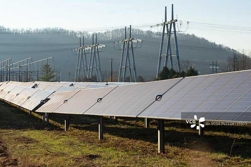电站中的一排太阳能电池板图片素材