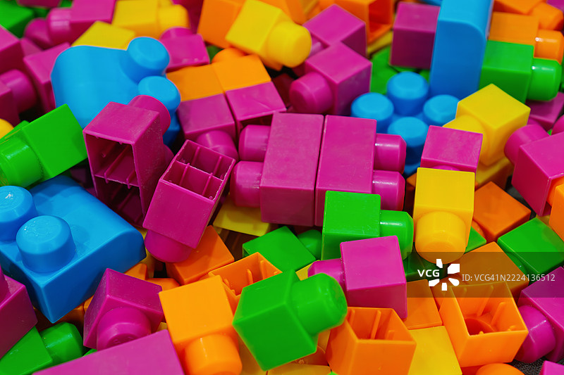 五彩缤纷的塑料积木图片素材