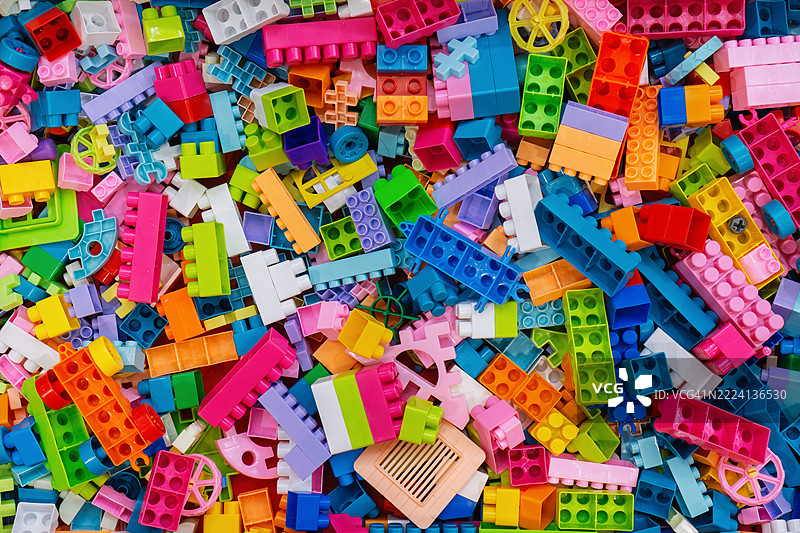 五颜六色的塑料积木散落一地图片素材