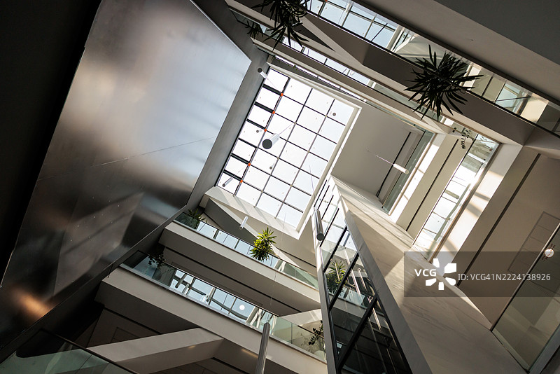 时尚现代商业建筑的底层视角图片素材