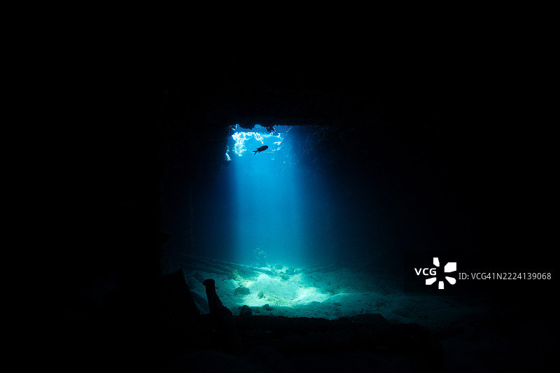 菲律宾阿波礁珊瑚海外风光海洋皮肤潜水船只残骸图片素材