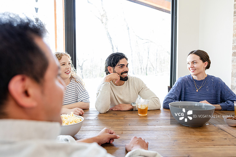 多种族朋友在室内轻松聚会中享受时光图片素材