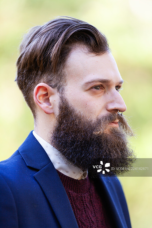 一位留着胡子的时尚男士肖像图片素材