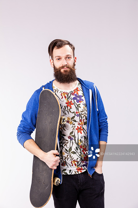 时髦青年举着滑板图片素材