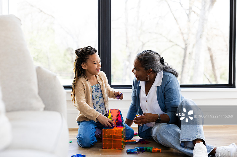 祖母和孙女用磁性拼块搭建建筑图片素材