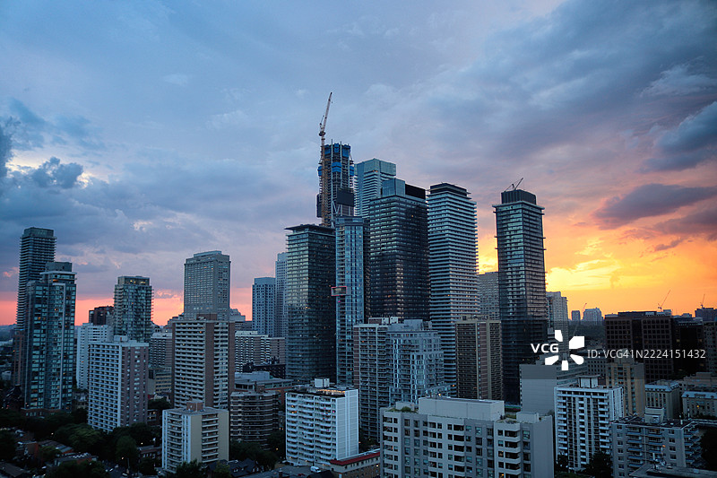 蓝色城市的宇宙日落图片素材