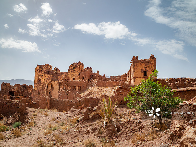 特鲁埃特的卡斯巴遗址及其坚固的城墙，曾是帕夏·埃尔·格劳伊的宫殿，位于阿特拉斯山脉的特鲁埃特柏柏尔村，白天的景象，位于摩洛哥瓦尔扎扎特省 - 德拉-塔菲拉勒。图片素材