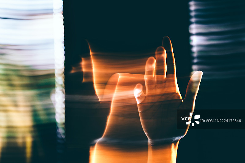 超现实的手穿过光轨图片素材