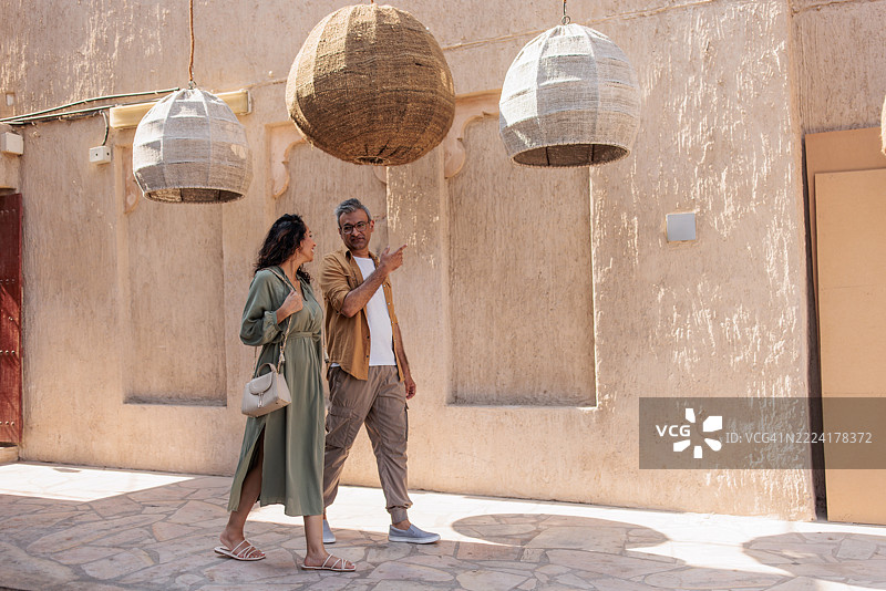 阿法希迪的文化漫步，阿拉伯男士与女士图片素材