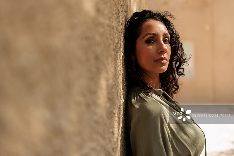 阿拉伯女性在迪拜传统街区图片素材