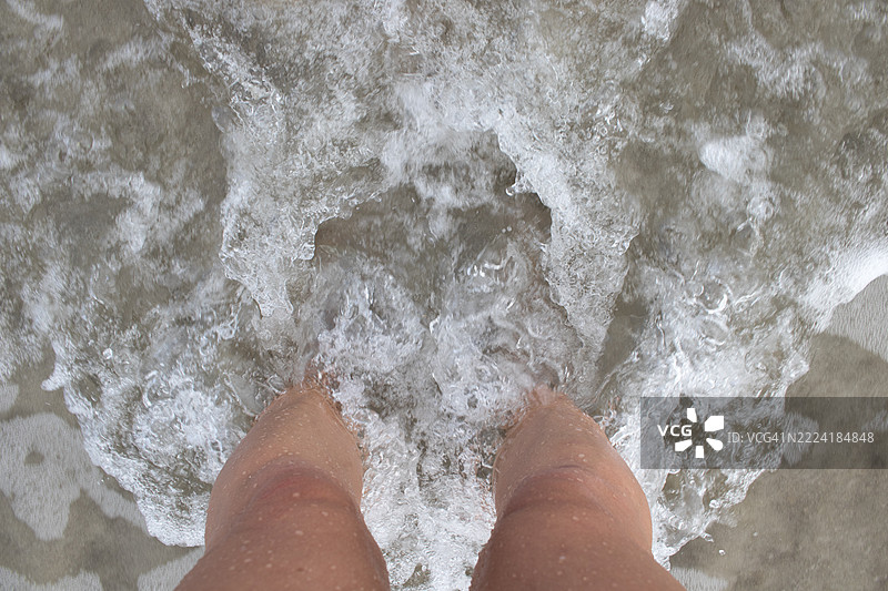 站在纳塔多拉海滩的沙滩上图片素材