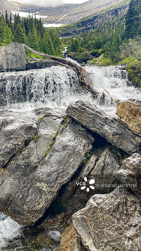 蒙大拿州冰川国家公园的瀑布图片素材