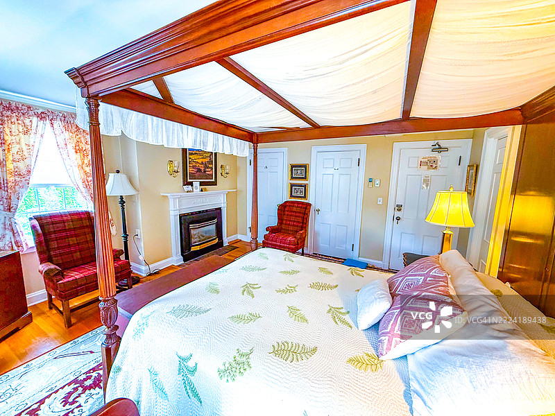 伍德斯托克山旅馆房间内的四柱床图片素材