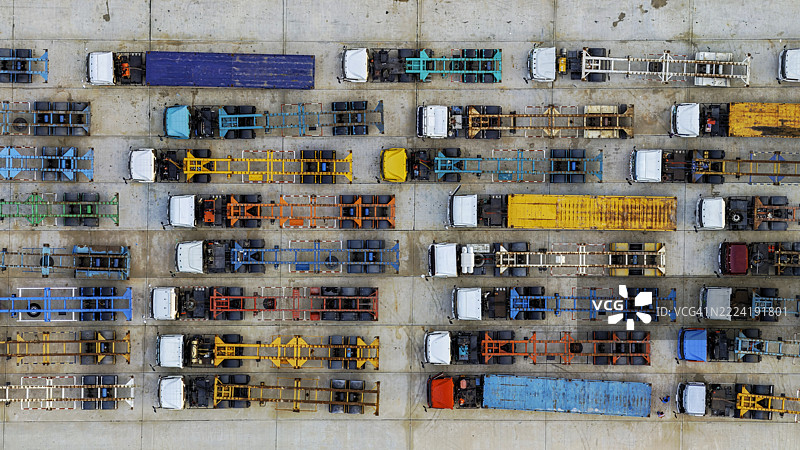 货运卡车的鸟瞰图。图片素材