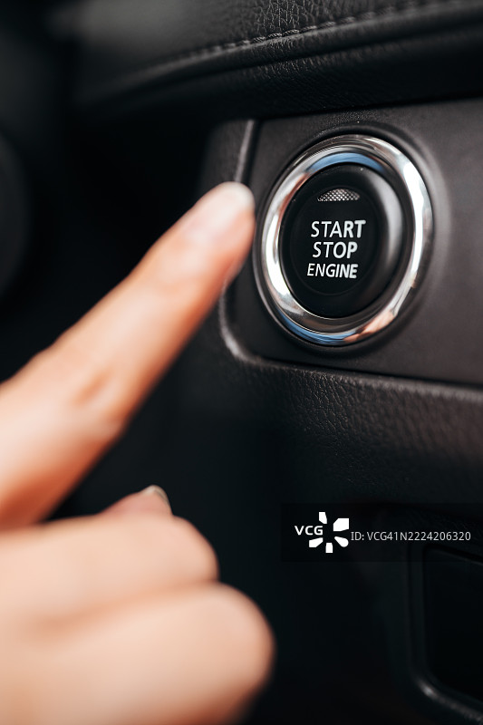 智能汽车仪表盘内汽车启停技术的特写视图。图片素材