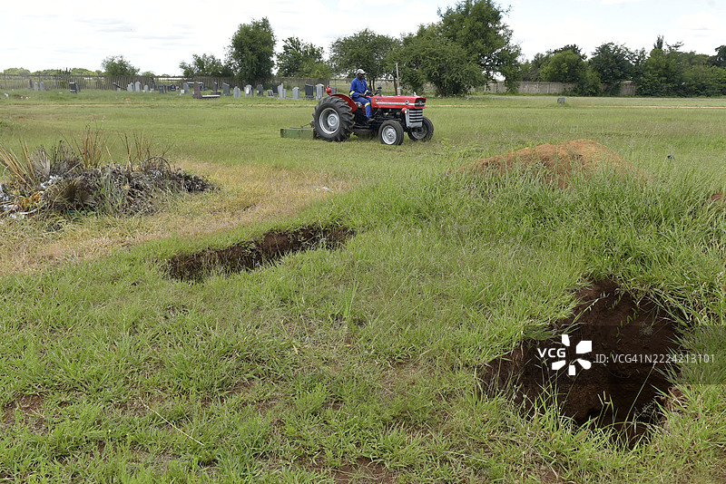 在墓地修剪草坪图片素材