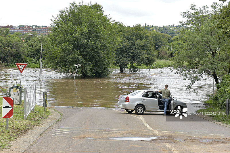 被淹没的交叉路口图片素材
