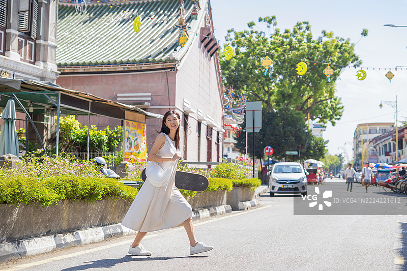 自由风格，外出滑板的女性图片素材