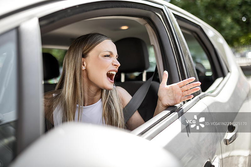 被困在交通堵塞中的沮丧年轻女性图片素材