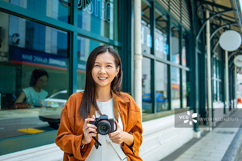 一位神奇女侠游客用数码相机拍照的快照图片素材