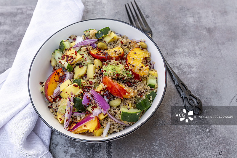 藜麦沙拉配芒果、毛豆、油桃、黄瓜和红洋葱图片素材