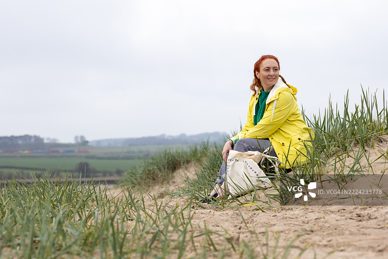 看着孩子们玩耍图片素材