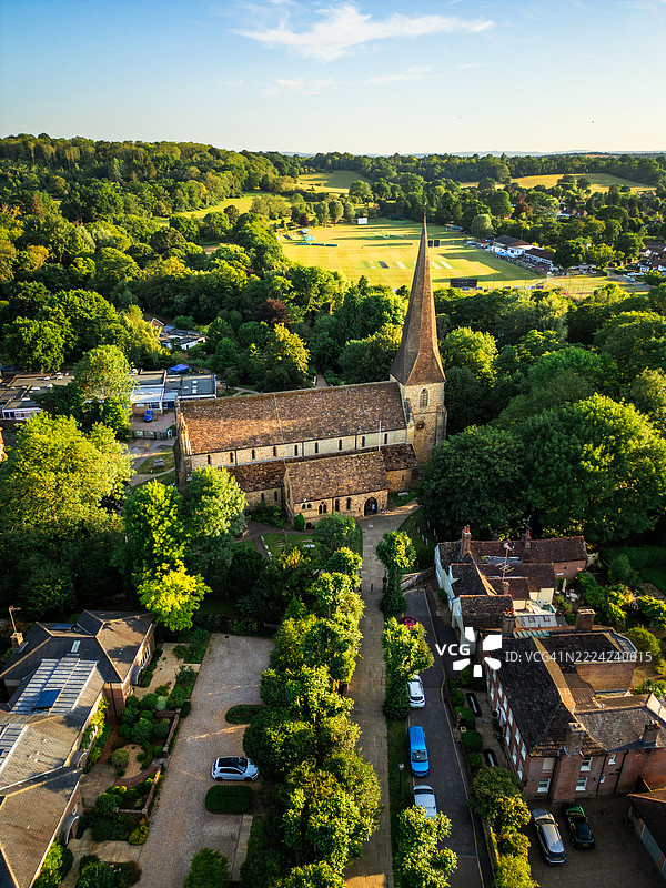 西萨塞克斯郡霍舍姆和圣玛丽教堂的鸟瞰图图片素材