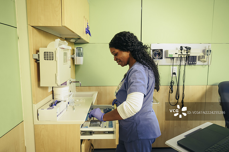 女性护士在医院的检查室工作图片素材