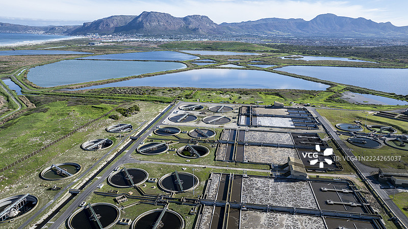 工业废水处理的广角鸟瞰图图片素材