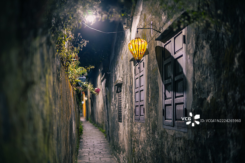 古镇夜晚的小巷与灯笼图片素材