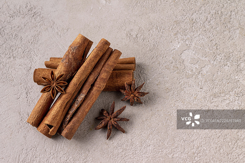灰色灰泥上的肉桂棒和八角，留白空间图片素材