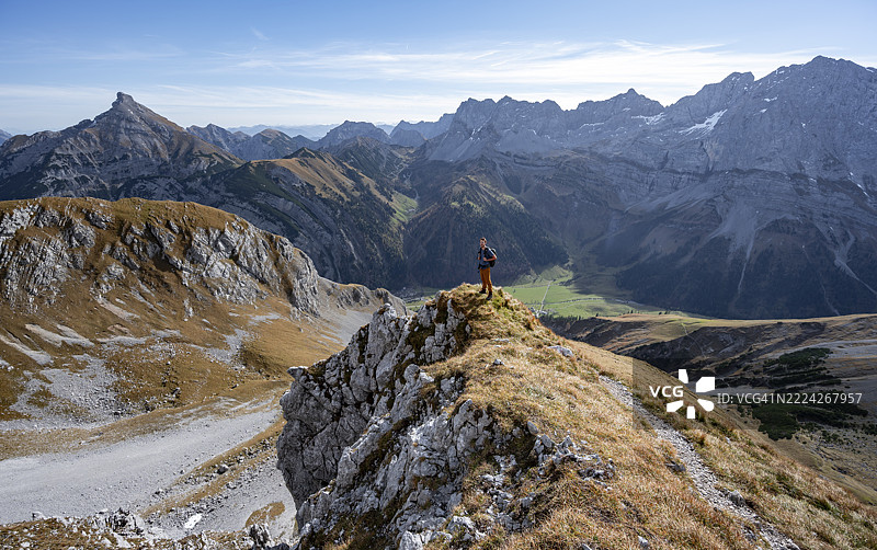秋季在加姆斯约赫 (Gamsjoch) 的登山步道上，风景如画的山地景色，可以看到岩石山脊、霍赫格吕克峰 (Hochglück)、米特斯皮策峰 (Miterspitze) 和松恩约赫峰 (Sonnjoch)，以及位于恩格 (Eng) 的里斯塔尔 (Rißtal)，卡文德尔山脉 (Karwendel)，蒂罗尔 (Tyrol)，奥地利 (Austria)，欧洲。图片素材