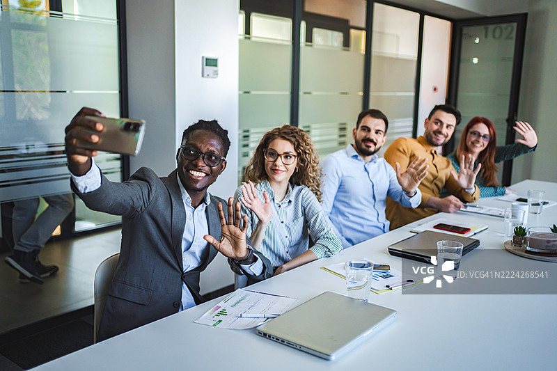 商务团队在办公室进行视频会议并自拍图片素材