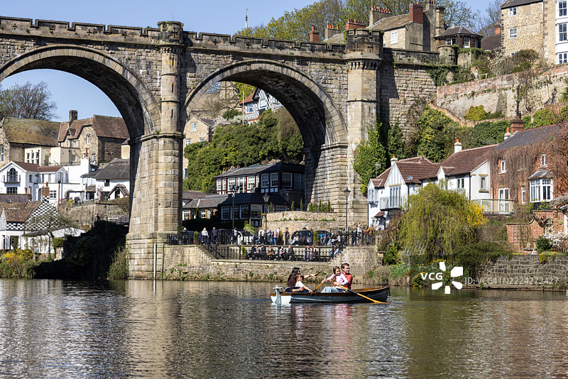 家庭在克纳斯堡的高桥上划船图片素材