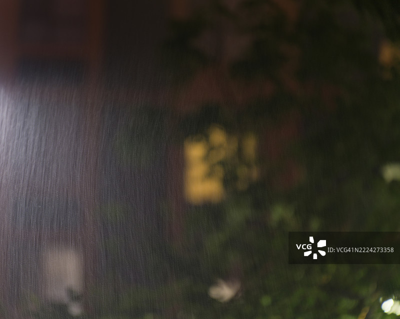 夜晚的雨 – 极简主义的阴郁氛围图片素材